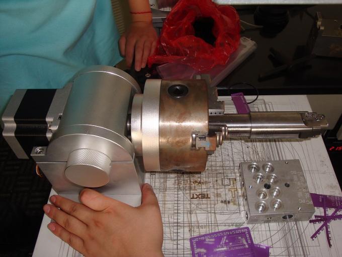Machine adaptée aux besoins du client d'inscription de laser de fibre pour la surface cylindrique et les produits ronds