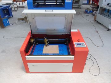 Chine la machine de gravure de coupe de laser du CO2 45w pour l'industrie d'oeuvre d'art, laser a coupé les bijoux acryliques fournisseur