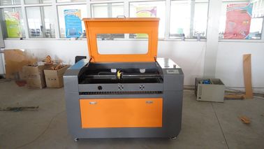 Chine Taille de machine de gravure du bois de laser de CO2 500 * 700mm, machine de gravure de tampon en caoutchouc fournisseur
